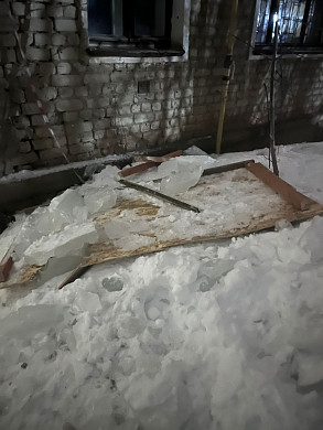 Управляющая компания неаккуратно почистила крышу